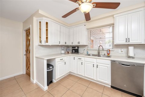 House in Largo, Florida 4 bedrooms, 193.24 sq.m. № 1721034 - photo 11