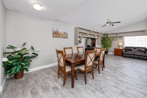 House in Largo, Florida 4 bedrooms, 193.24 sq.m. № 1721034 - photo 15