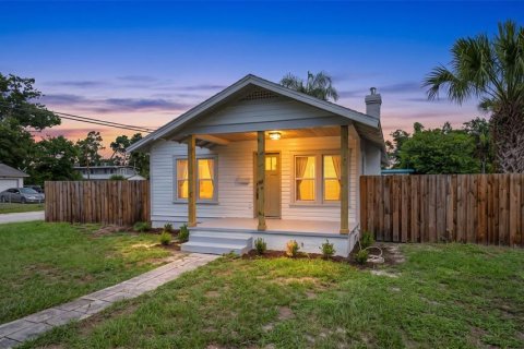 House in Saint Petersburg, Florida 3 bedrooms, 102.56 sq.m. № 2321524