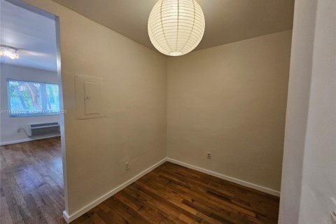 Купить кондоминиум в Майами-Бич, Флорида 40.04м2, № 2037404 - фото 4