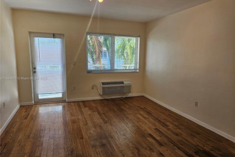 Купить кондоминиум в Майами-Бич, Флорида 40.04м2, № 2037404 - фото 2