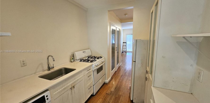 Студия в кондо в Майами-Бич, Флорида № 2037404