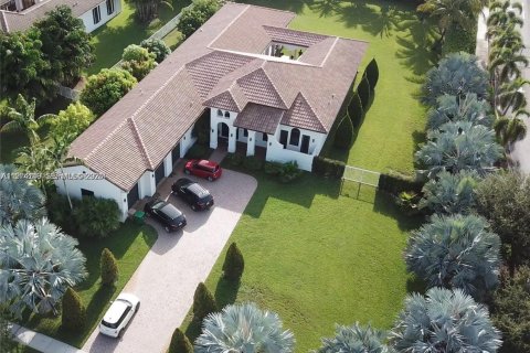 House in Davie, Florida 4 bedrooms, 385.36 sq.m. № 2036330