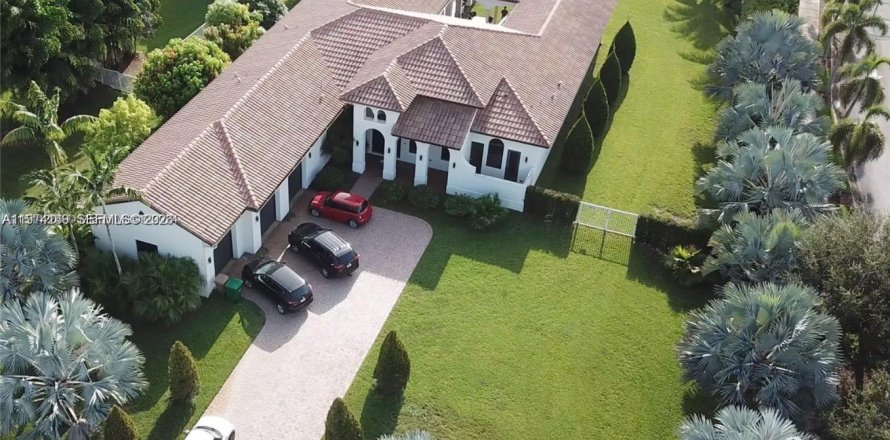 House in Davie, Florida 4 bedrooms, 385.36 sq.m. № 2036330