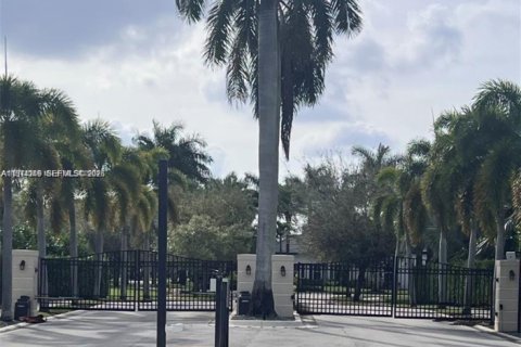 House in Davie, Florida 4 bedrooms, 385.36 sq.m. № 2036330 - photo 11