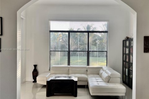 House in Davie, Florida 4 bedrooms, 385.36 sq.m. № 2036330 - photo 10