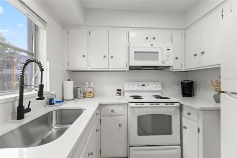 Apartment in Saint Petersburg, Florida 2 bedrooms, 111.48 sq.m. № 2394293 - photo 12