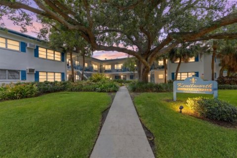 Apartment in Saint Petersburg, Florida 2 bedrooms, 111.48 sq.m. № 2394293