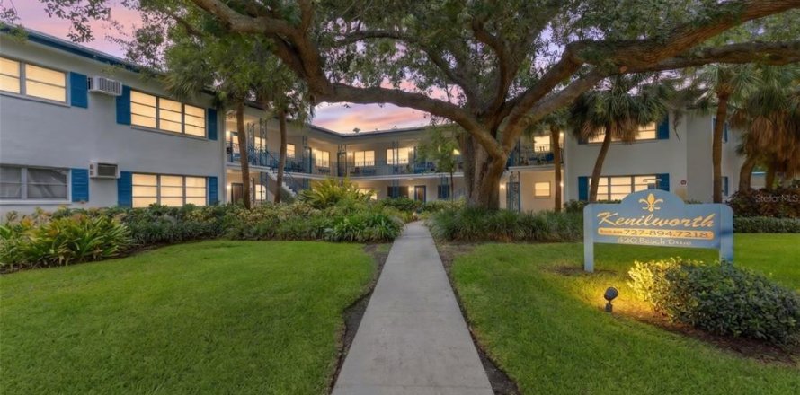 Apartment in Saint Petersburg, Florida 2 bedrooms, 111.48 sq.m. № 2394293