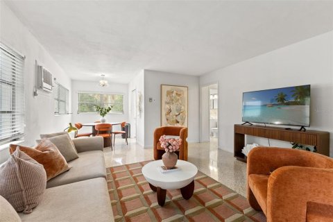 Apartment in Saint Petersburg, Florida 2 bedrooms, 111.48 sq.m. № 2394293 - photo 5