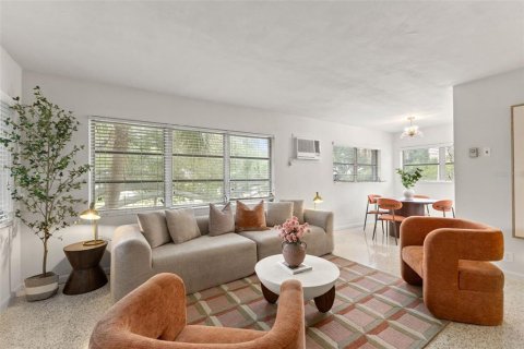 Apartment in Saint Petersburg, Florida 2 bedrooms, 111.48 sq.m. № 2394293 - photo 3
