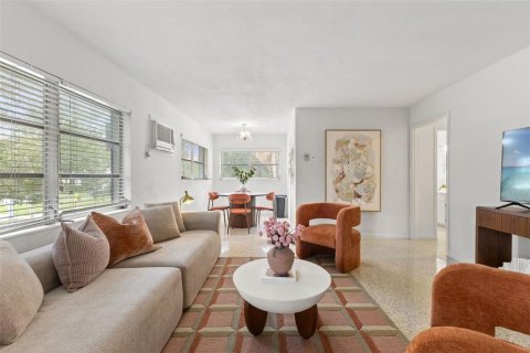 Apartment in Saint Petersburg, Florida 2 bedrooms, 111.48 sq.m. № 2394293 - photo 4