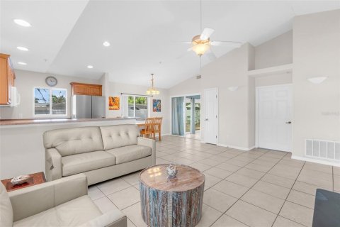 Villa ou maison à vendre à New Smyrna Beach, Floride: 2 chambres, 77.85 m2 № 2197455 - photo 9