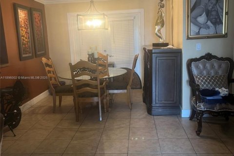 Villa ou maison à vendre à Miami Gardens, Floride: 2 chambres № 2081492 - photo 4