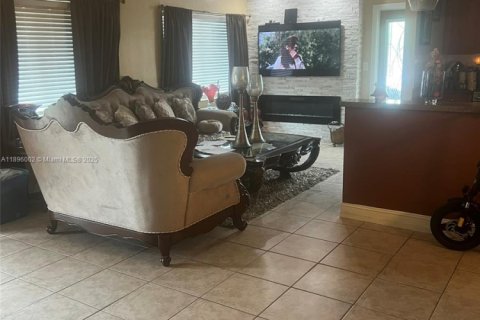 Villa ou maison à vendre à Miami Gardens, Floride: 2 chambres № 2081492 - photo 2
