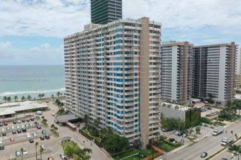 Apartamento en Hallandale Beach, Florida 2 dormitorios, 115.2 m2 № 2054453