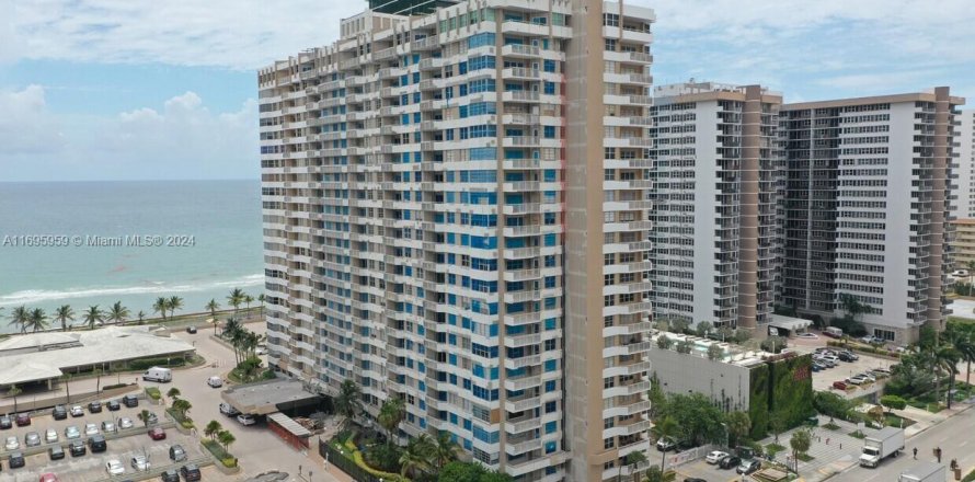 Apartamento en Hallandale Beach, Florida 2 dormitorios, 115.2 m2 № 2054453