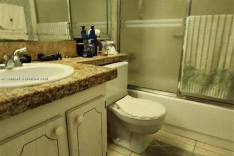 Condo in Deerfield Beach, Florida, 2 bedrooms № 1993988 - photo 10