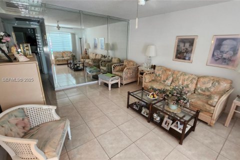 Condo in Deerfield Beach, Florida, 2 bedrooms № 1993988 - photo 7