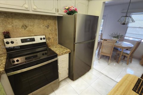 Condo in Deerfield Beach, Florida, 2 bedrooms № 1993988 - photo 8