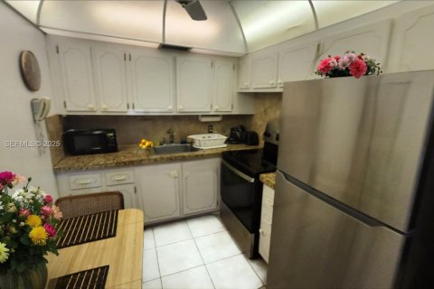 Condo in Deerfield Beach, Florida, 2 bedrooms № 1993988 - photo 9