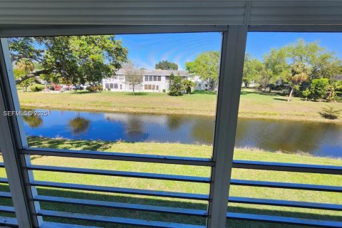 Condo in Deerfield Beach, Florida, 2 bedrooms № 1993988 - photo 2