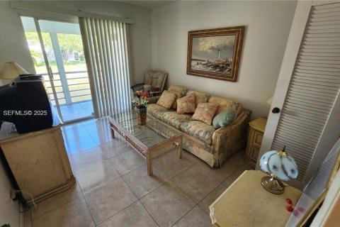 Condo in Deerfield Beach, Florida, 2 bedrooms № 1993988 - photo 11