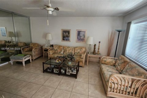 Condo in Deerfield Beach, Florida, 2 bedrooms № 1993988 - photo 6