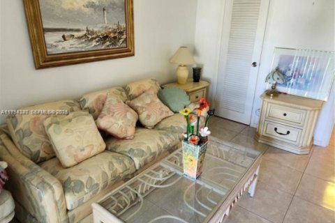 Condo in Deerfield Beach, Florida, 2 bedrooms № 1993988 - photo 13