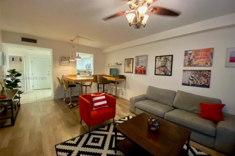Condo in Miami, Florida, 1 bedroom  № 2086907 - photo 2