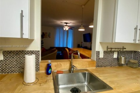 Condo in Miami, Florida, 1 bedroom  № 2086907 - photo 13