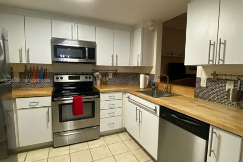 Condo in Miami, Florida, 1 bedroom  № 2086907 - photo 12