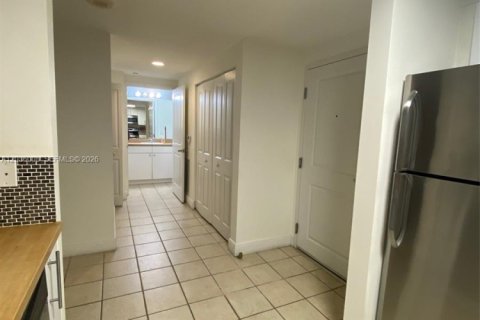 Condo in Miami, Florida, 1 bedroom  № 2086907 - photo 9
