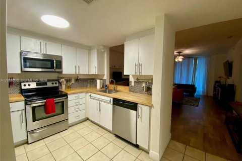 Condo in Miami, Florida, 1 bedroom  № 2086907 - photo 11