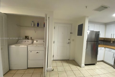 Condo in Miami, Florida, 1 bedroom  № 2086907 - photo 8
