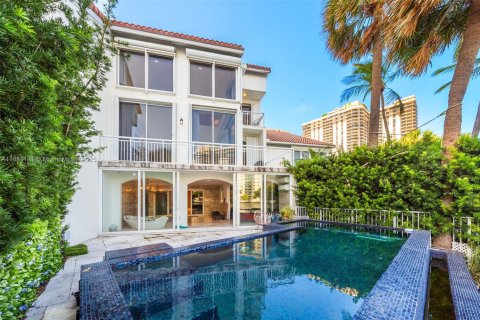 Townhouse in Aventura, Florida 4 bedrooms, 399.48 sq.m. № 2012237 - photo 23