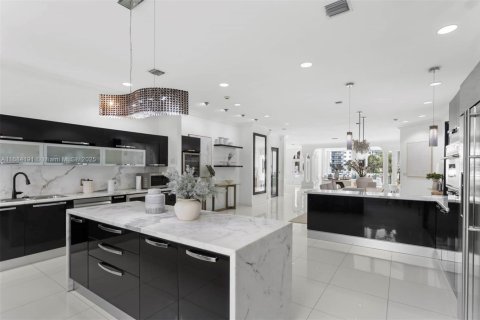 Townhouse in Aventura, Florida 4 bedrooms, 399.48 sq.m. № 2012237 - photo 22