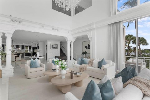 Townhouse in Aventura, Florida 4 bedrooms, 399.48 sq.m. № 2012237 - photo 8