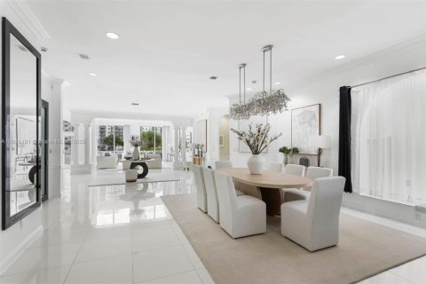 Townhouse in Aventura, Florida 4 bedrooms, 399.48 sq.m. № 2012237 - photo 17