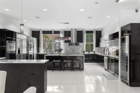 Townhouse in Aventura, Florida 4 bedrooms, 399.48 sq.m. № 2012237 - photo 19