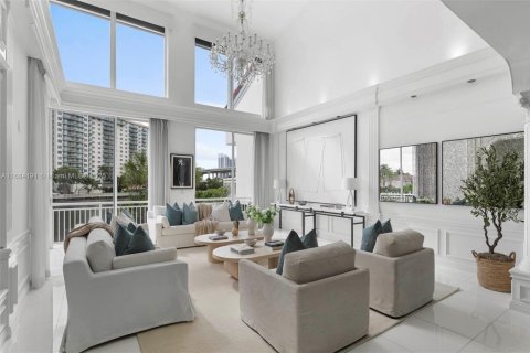 Townhouse in Aventura, Florida 4 bedrooms, 399.48 sq.m. № 2012237 - photo 9