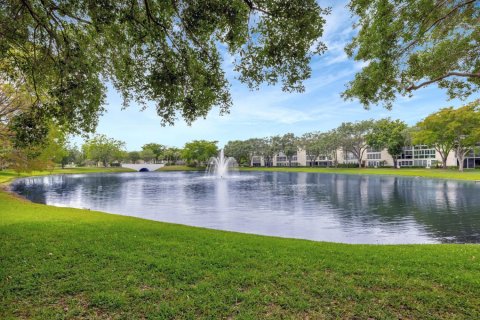 Condo in Coconut Creek, Florida, 2 bedrooms  № 1141568 - photo 1