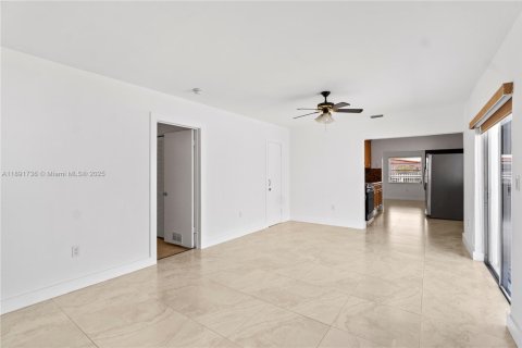 Casa en venta en Hialeah, Florida, 3 dormitorios, 134.89 m2 № 1944025 - foto 28