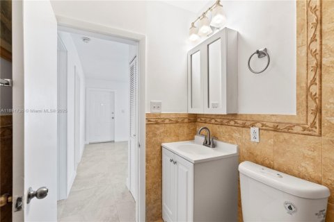 Casa en venta en Hialeah, Florida, 3 dormitorios, 134.89 m2 № 1944025 - foto 20