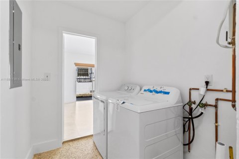 Casa en venta en Hialeah, Florida, 3 dormitorios, 134.89 m2 № 1944025 - foto 26