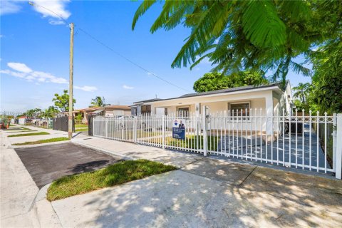 Casa en venta en Hialeah, Florida, 3 dormitorios, 134.89 m2 № 1944025 - foto 2