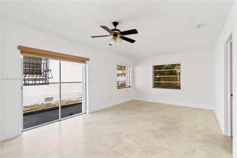 Casa en venta en Hialeah, Florida, 3 dormitorios, 134.89 m2 № 1944025 - foto 27