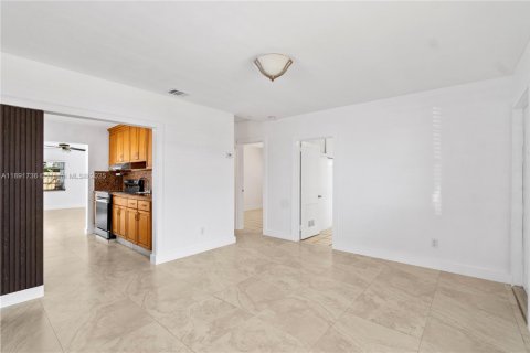 Casa en venta en Hialeah, Florida, 3 dormitorios, 134.89 m2 № 1944025 - foto 13