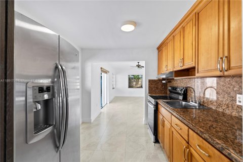 Casa en venta en Hialeah, Florida, 3 dormitorios, 134.89 m2 № 1944025 - foto 22