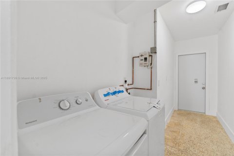 Casa en venta en Hialeah, Florida, 3 dormitorios, 134.89 m2 № 1944025 - foto 25